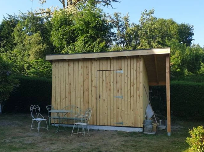 Le même abri de jardin avec auvent, terminé, Uccle