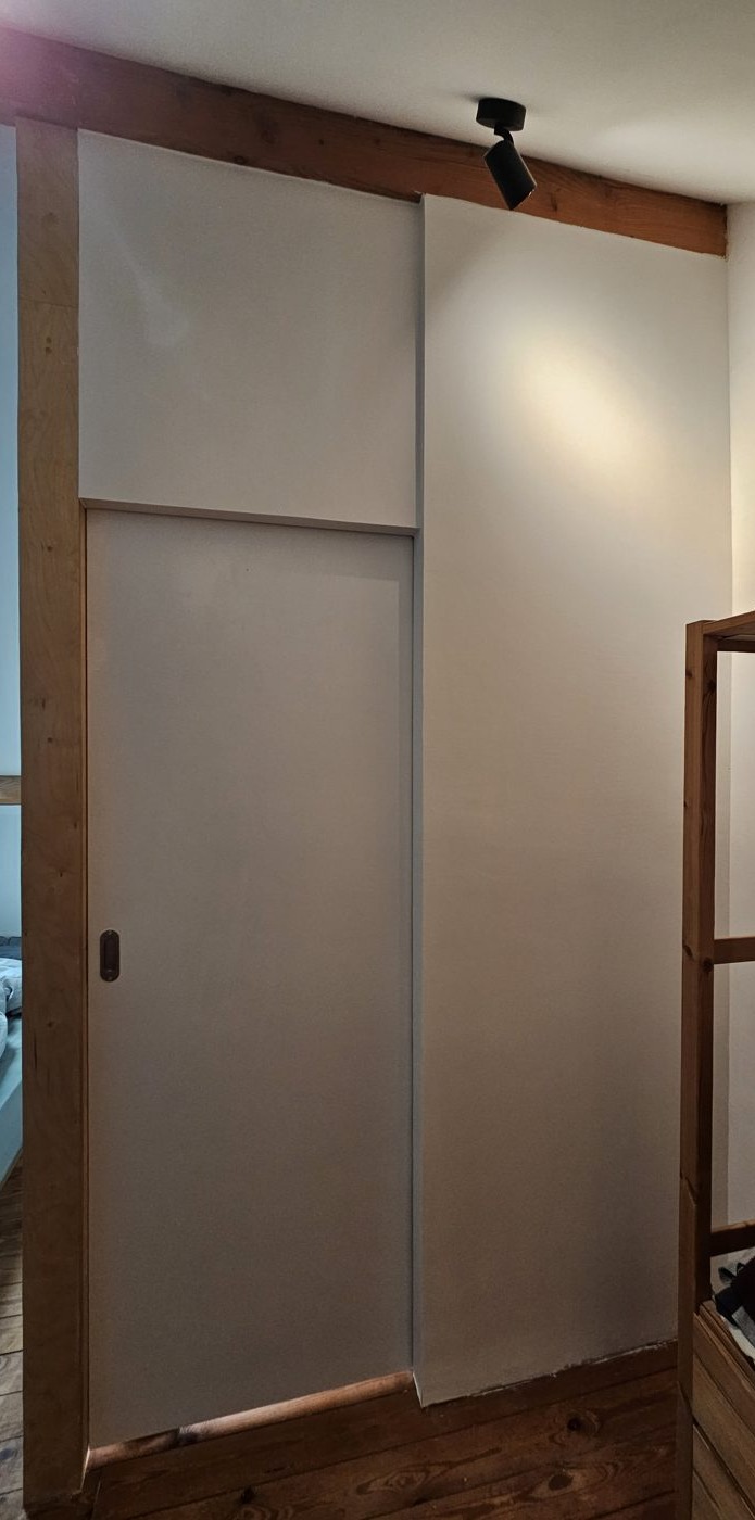 Cloison avec porte coulissante, côté chambre, Braine-l'Alleud